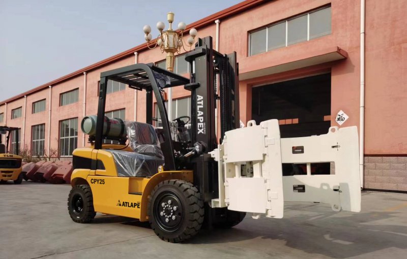 ATLAPEX 2 5 TON LPG FORKLIFT WITH PAPER ROLLER CLAMP