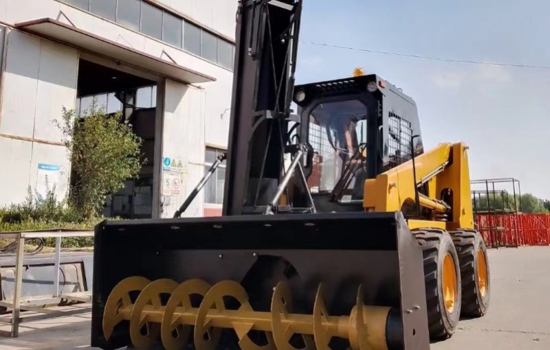 Un buen ayudante para quitar la nieve: minicargadora con quitanieves