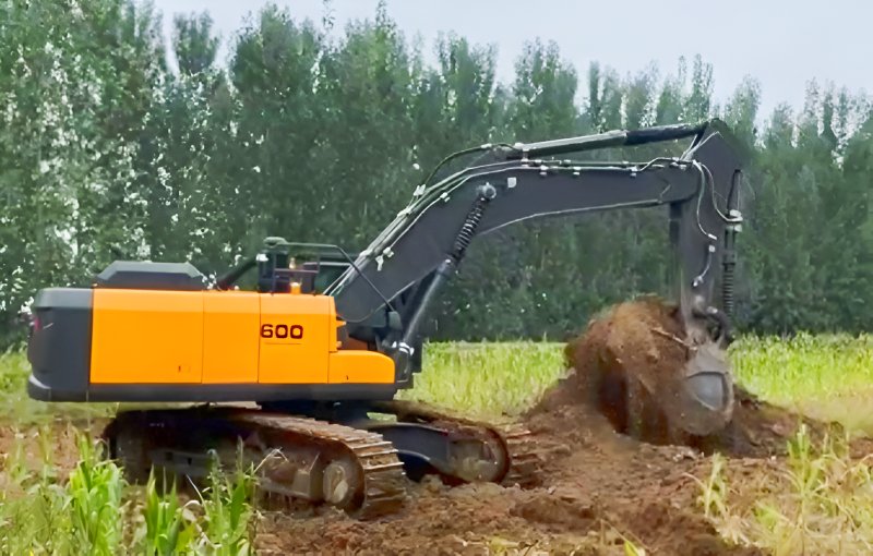 EXCAVADORA ATLAPEX APX600 DE 60 TONELADAS Trabajando en el campo