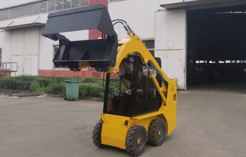 ​Atlapex Mini Skid Steer Loader con Neumáticos Sólidos y Cubo 4 en 1