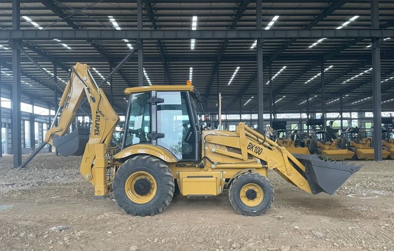 Retroexcavadora ATLAPEX BK100: Potencia y precisión en una sola máquina