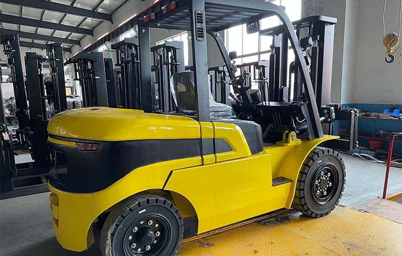 Customerized 5 Ton forklifts for working in container