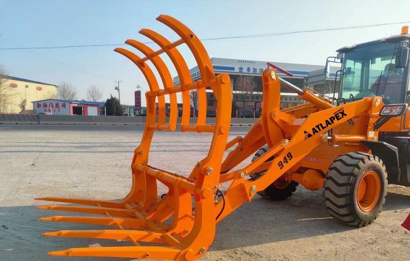 ATLAPEX wheel loader equiped with grapple rack to the customer end for agricultrual application