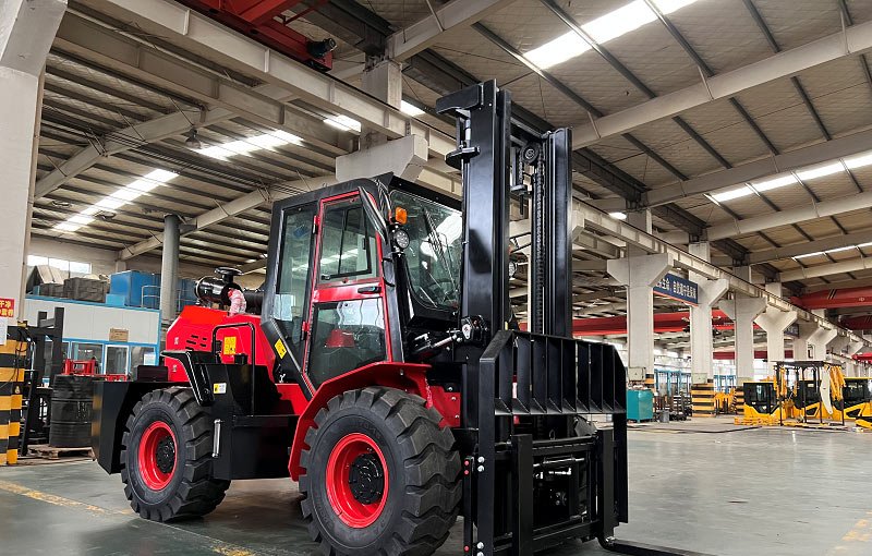 4ton All Terrain Off-Road Forklift With Fully Enclosed Cabin 