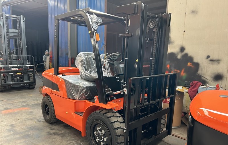 Congolese customer 3-ton diesel forklift with side shift is about to be completed