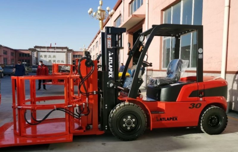 Forklift equipped with corn clamp to improve work efficiency