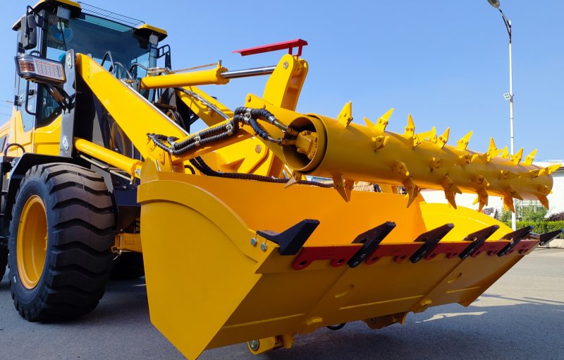 ATLAPEX Compact Wheel Loader with Silage Feed Attachment