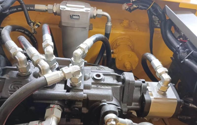 What is the hydraulic pump used for the SKT70 skid steer loader?