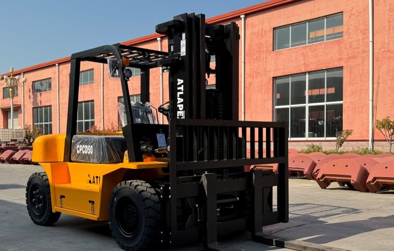 Exploring the Efficiency and Versatility of the ATLAPEX 5-Ton Diesel Forklift