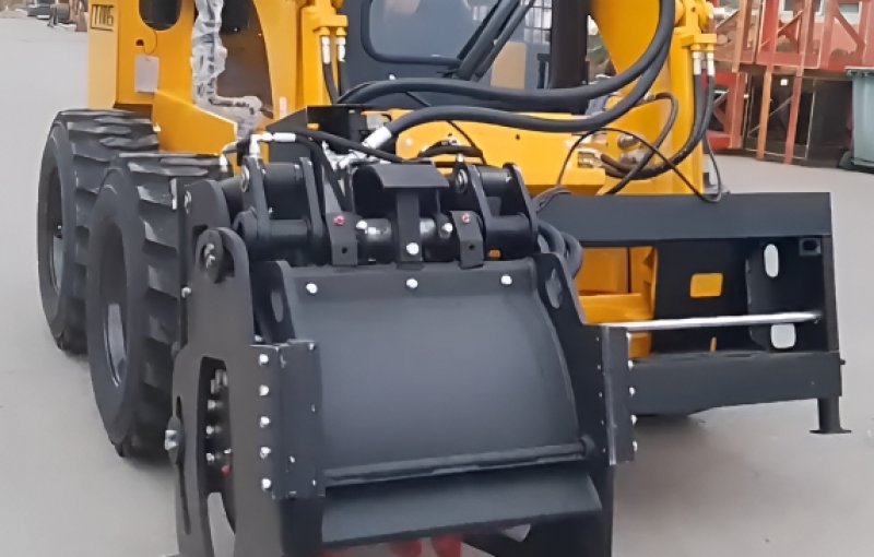 Skid Steer Loader Equipped with Milling Machine Attachments – Efficient Sweeping and Unloading in One Go