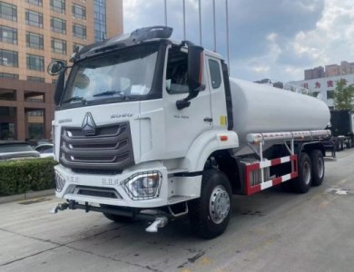 HOWO NX 20CBM 6x4 RHD Sprinkle Water Tank Truck