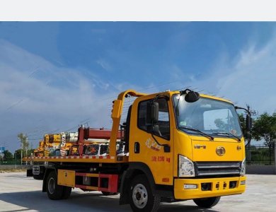 FAW 4×2 105 km/h Euro-V 130 HP Manual 5-Speed 1.8 t/2.7 t Axles 4 t Payload 5-Ton Flatbed Rollback One-Tow-Two Wrecker Tow Truck for Sale