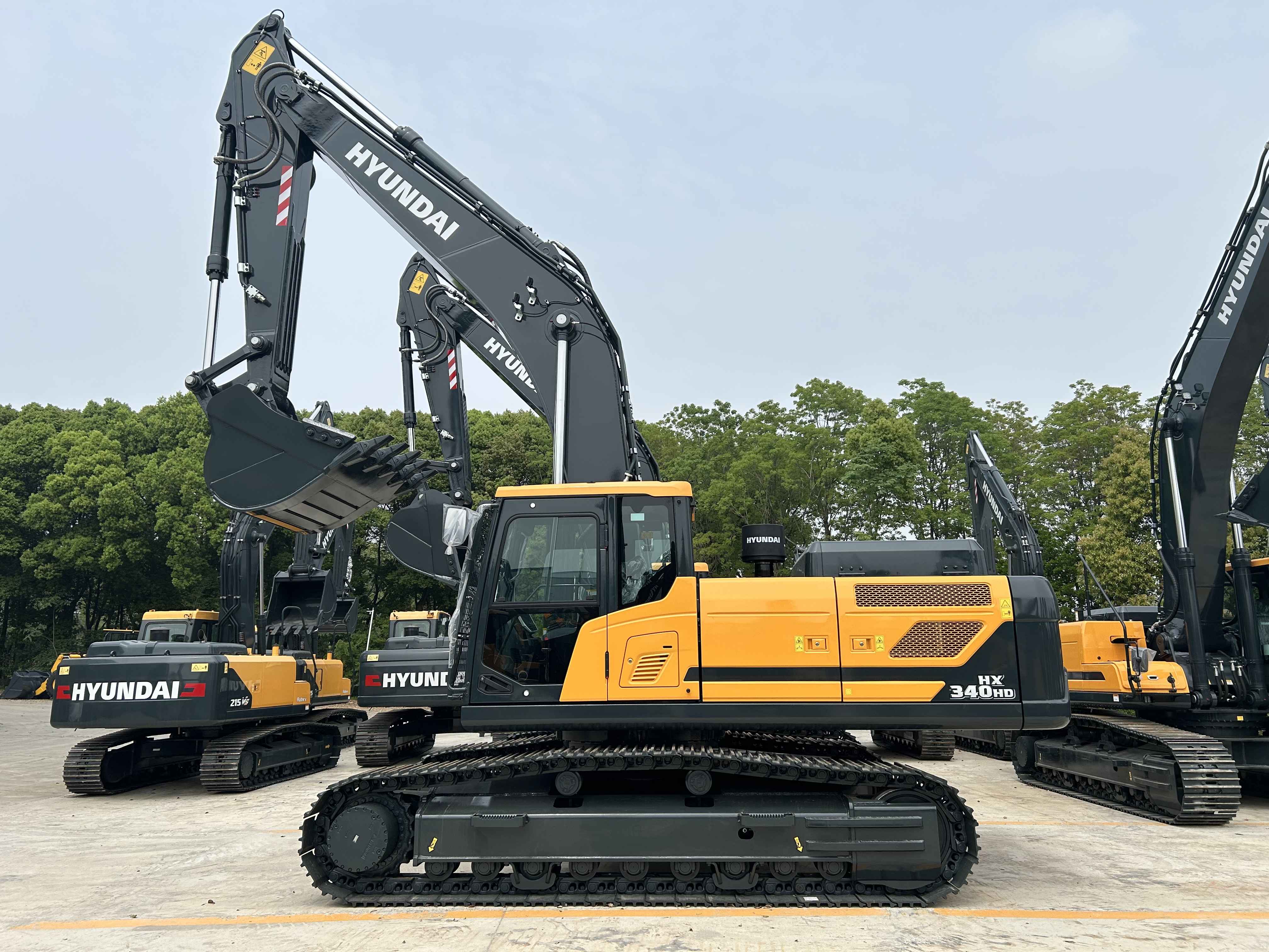 HYUNDAI brand HX340HD Crawler Excavator 34 Tons in Algeria