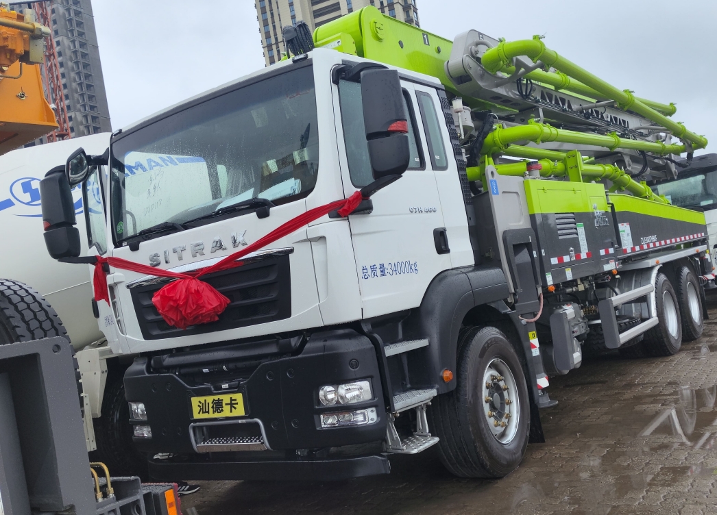 SINOTRUK SITRAK C7H 440hp 6X4 52m ZOOMLION Concrete Pump Truck