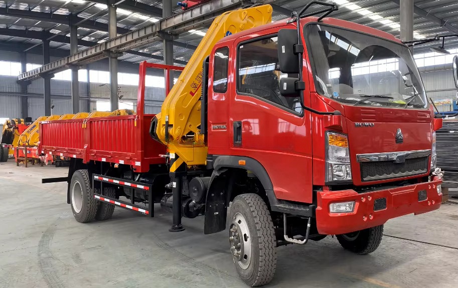 SINOTRUK HOWO 4X2 160HP RHD Mounted Crane Lorry Truck