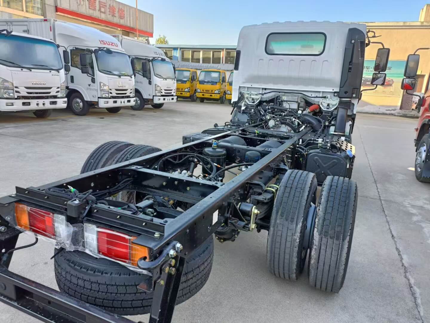 Algeria Market hot sale ISUZU 700P 4X2 Cargo truck chassis