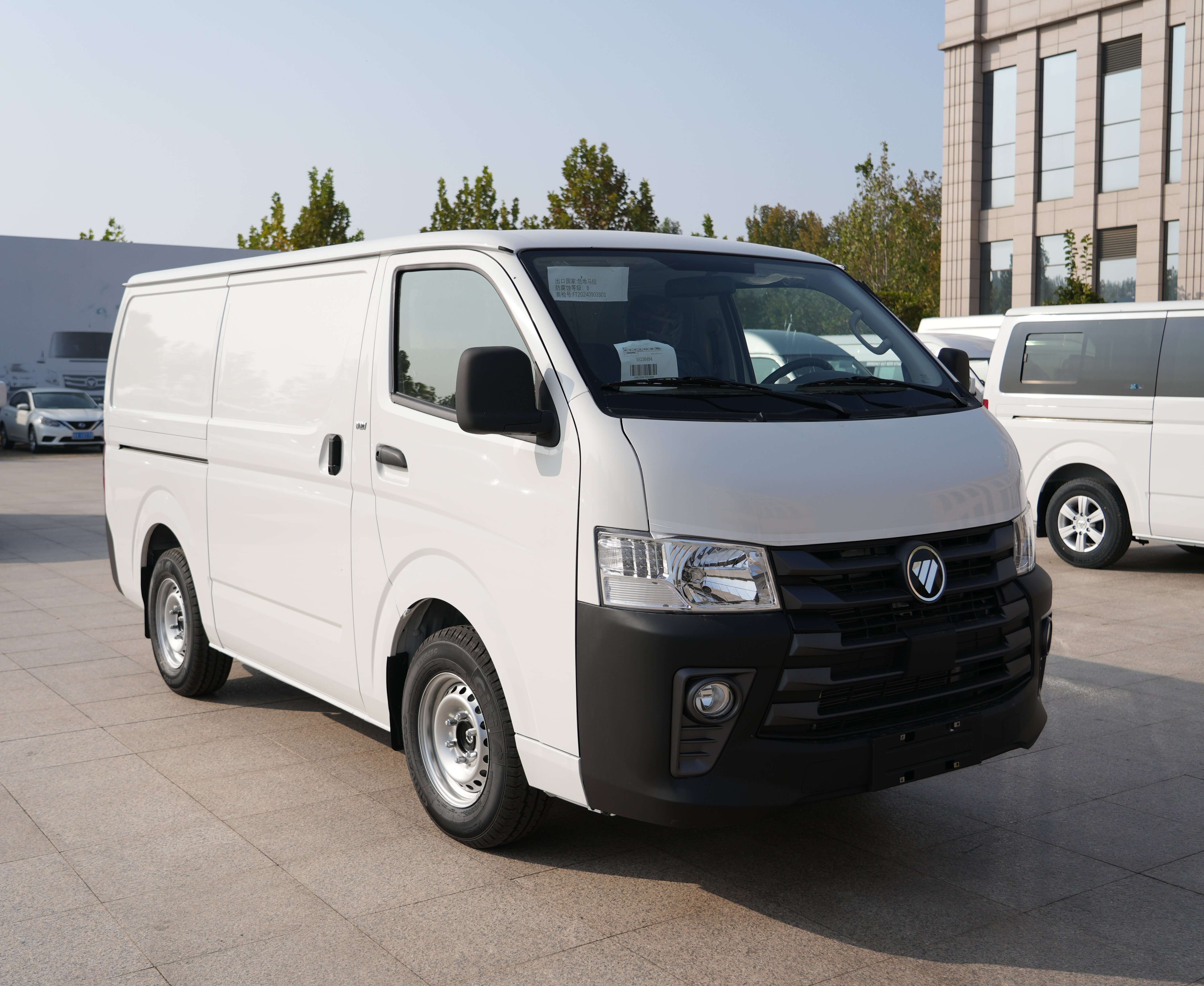 China Brand New Foton Landscape G7 Mini Van White Flat Roof Diesel 4X2 Mini Van