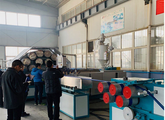 日本客户来厂验收PVC高压涂塑水带生产线（63-160mm）