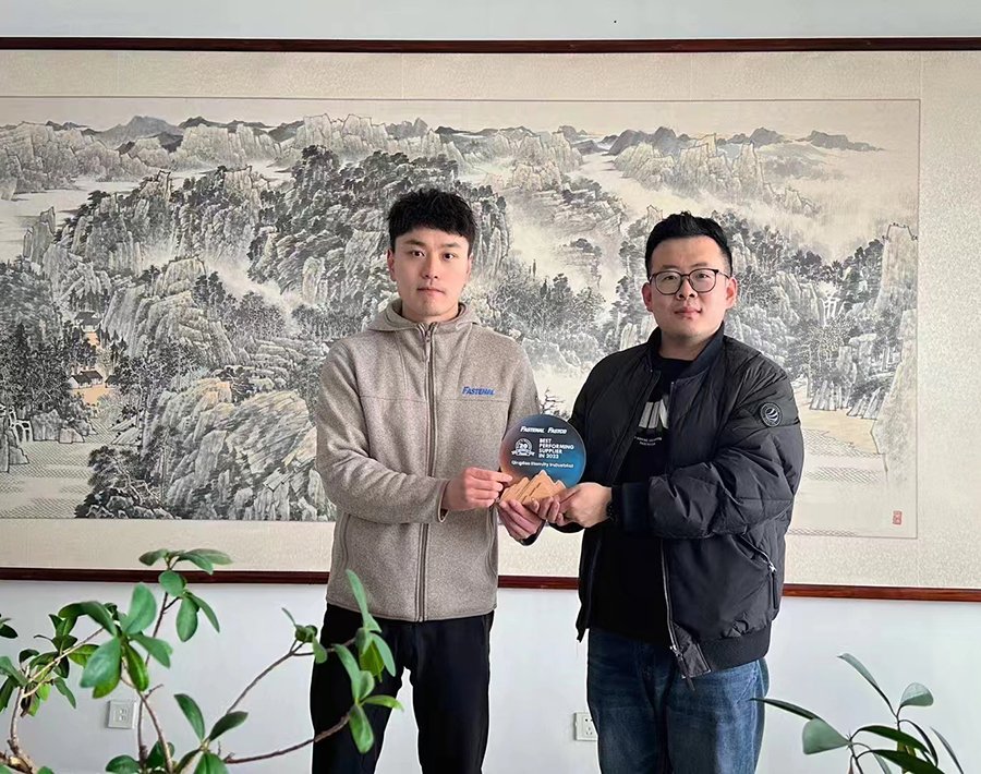 Shanghai Fastenal Company came to our company to issue the best supplier trophy in 2023